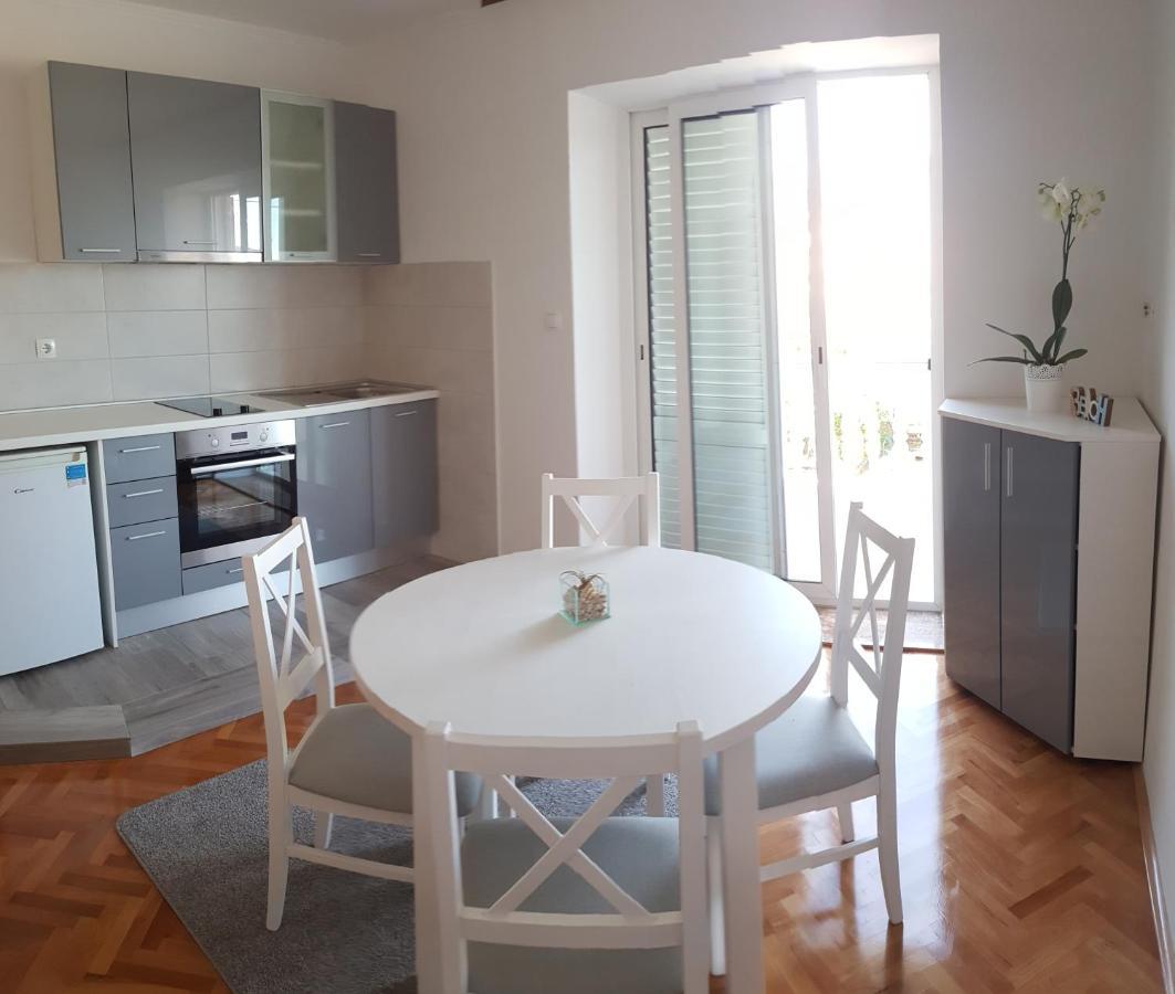 Anka Bunic Bed & Breakfast Rab Town Bagian luar foto