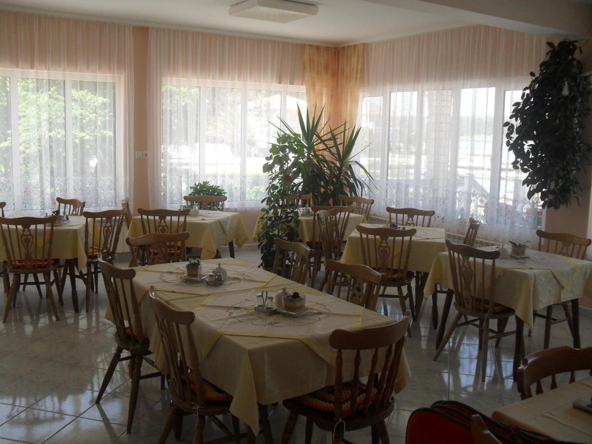 Anka Bunic Bed & Breakfast Rab Town Bagian luar foto